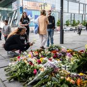 Blommor vid platsen för skottdådet.