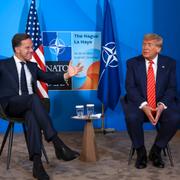 Mark Rutte kallade Donald Trump för ”daddy” vid ett pressmöte på Natotoppmötet. Smickret har väckt kritik.