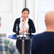 Ahn-Za Hagström presenterar SÄPOs årsrapport på kontoret i Solna.