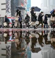 Människor korsar övergångsstället vid Shibuya i Tokyo. Arkivbild. Kiichiro Sato / AP