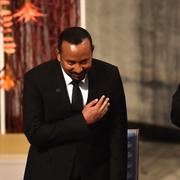 Nobelkommitténs ordförande Berit Reiss-Andersen, fredspristagaren Abiy Ahmed samt vice ordförande i kommittén, Henrik Syse.