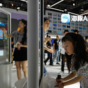 AI-mässa i Kina (till höger).