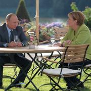 Rysslands president Vladimir Putin hälsade på den tyska förbundskanslern Angela Merkel på lördagen. 