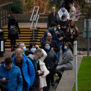 Människor i London köar till vaccinering. 