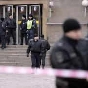 Poliser utanför stationen Sennaja.