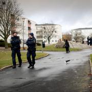 Arkivbild: Poliser på plats efter skottlossning i Göteborgsstadsdelen Tynnered, där två personer dödades i en skottlossning.