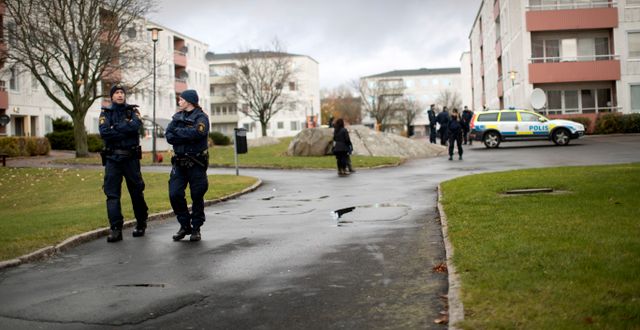 Arkivbild: Poliser på plats efter skottlossning i Göteborgsstadsdelen Tynnered, där två personer dödades i en skottlossning. Björn Larsson Rosvall/TT / TT NYHETSBYRÅN