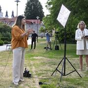 Vänsterpartiets Nooshi Dadgostar (V) startar dagen med intervjuer till morgon-TV under politikerveckan i Almedalen.