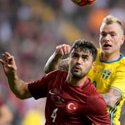 Ahmet Calik och Sveriges John Guidetti under en landskamp i Turkiet 2016.