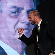 Eduardo Bolsonaro framför en projicerad bild av Donald Trump och Jair Bolsonaro på den konservativa konferensen Conservative Political Action Conference i Buenos Aires, Argentina den 4 december 2024.