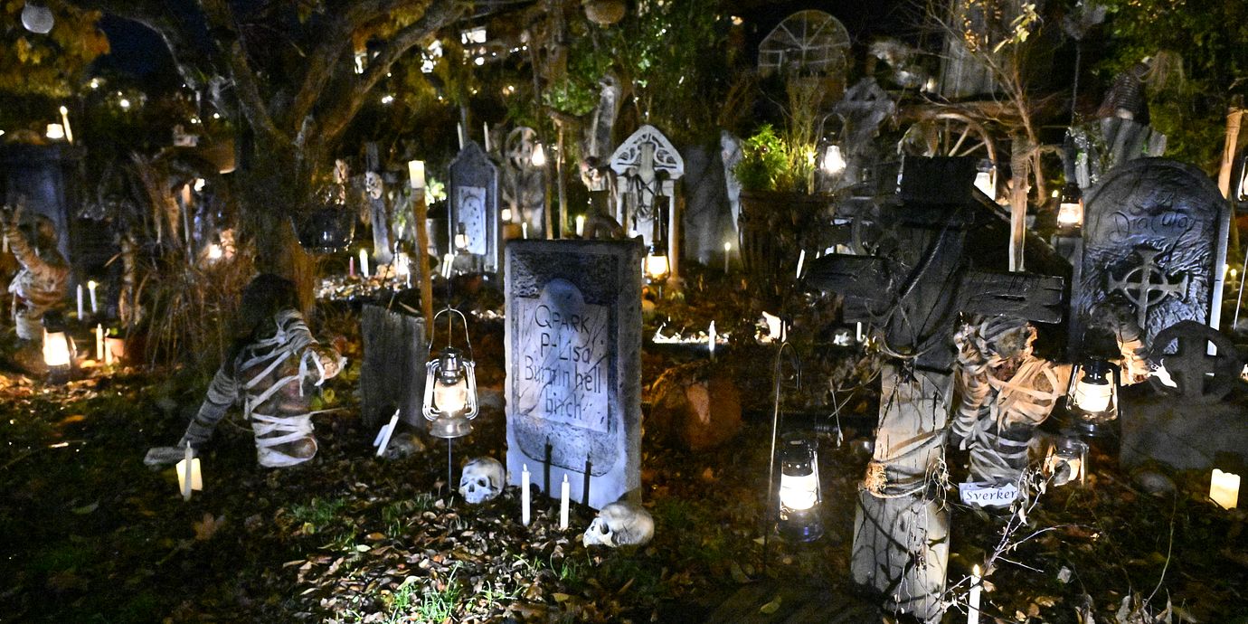 En familj i Huddinge söder om Stockholm har smyckat sin trädgård med gravstenar, handgjorda zombier och kusliga effekter till Halloween.
