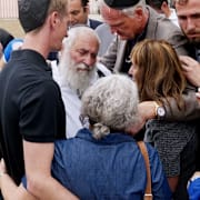 Yisroel Goldstein blev skottskadad i handen. 