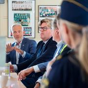 Jonas Attenius (S), kommunstyrelsens ordförande i Göteborg, och justitieminister Gunnar Strömmer (M) under ett samtal när ministern besöker Göteborg i september.