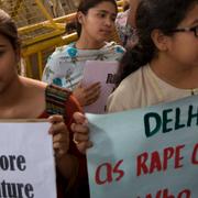 Arkivbild. Två indiska studenter deltar i en protest mot våldtäkter i Delhi, 18 oktober, 2015.