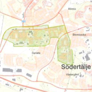 Polis på plats efter mordet på en man i 20-årsåldern förra veckan. Till höger visas visitationszonens utbredning. 