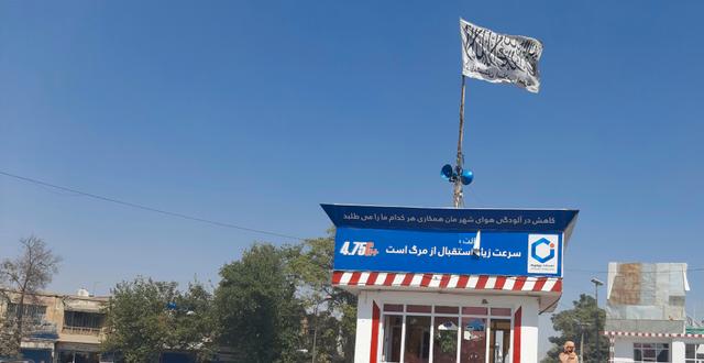 En talibanflagga på en byggnad i Kunduz.   Abdullah Sahil / TT NYHETSBYRÅN
