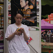 En ung kvinna i London använder sin mobil.