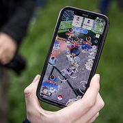 Spelet går ut på att hitta olika Pokémon genom att gå runt där man befinner sig.
