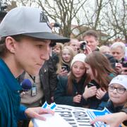 Frans Jeppsson Wall skriver autografer i hemorten Ystad.