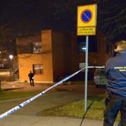 Polisens tekniker dokumenterar området vid studentboendet.