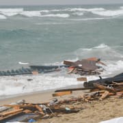 Vrakspillror på stranden. Giuseppe Pipita / AP