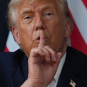 Enligt Donald Trump ska USA och Iran prata med varandra i Qatar på tisdagen. Men Iran ger en annan bild.