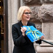 Finansminister Elisabeth Svantesson (M) med budgetpropositionen. 