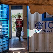 En sjukvårdare vid gränskorsningen Mpondwe mellan Uganda och Kongo-Kinshasa.