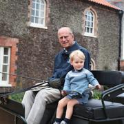 Prins Philip tillsammans med sitt barnbarnsbarn Prins George på ett foto från det brittiska kungahuset