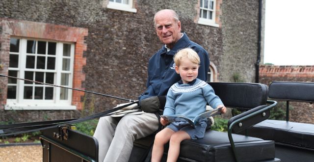 Prins Philip tillsammans med sitt barnbarnsbarn Prins George på ett foto från det brittiska kungahuset TT NYHETSBYRÅN