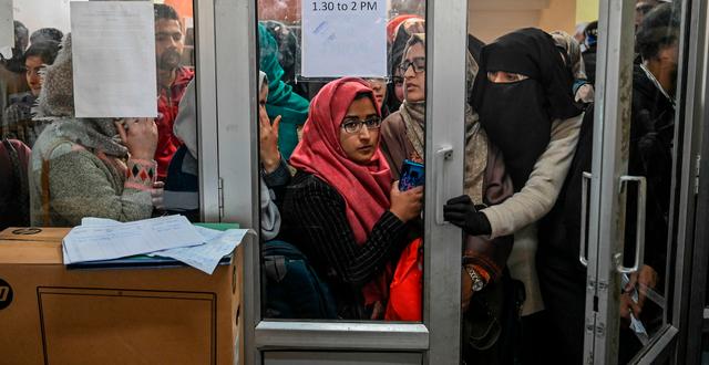 Studenter i Kashmir väntar på sin tur att använda internet på ett av få ställen där det finns tillgång. TAUSEEF MUSTAFA / AFP