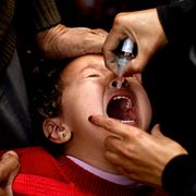 Ett barn i Jemen vaccineras mot polio.