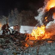 Brandmän kämpar mot en brand efter en rysk attack mot Charkiv tidigare i år.