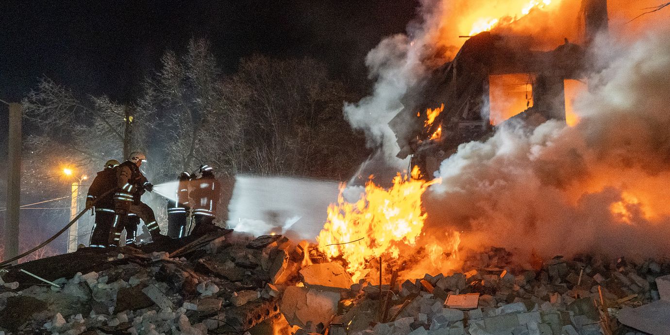 Brandmän kämpar mot en brand efter en rysk attack mot Charkiv tidigare i år.