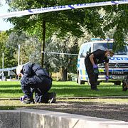 Polis söker av området där ett slagsmål mellan två grupper intill en gymnasieskola i Helsingborg slutade med att två ungdomar fick föras till lasarettet med allvarliga skärskador.