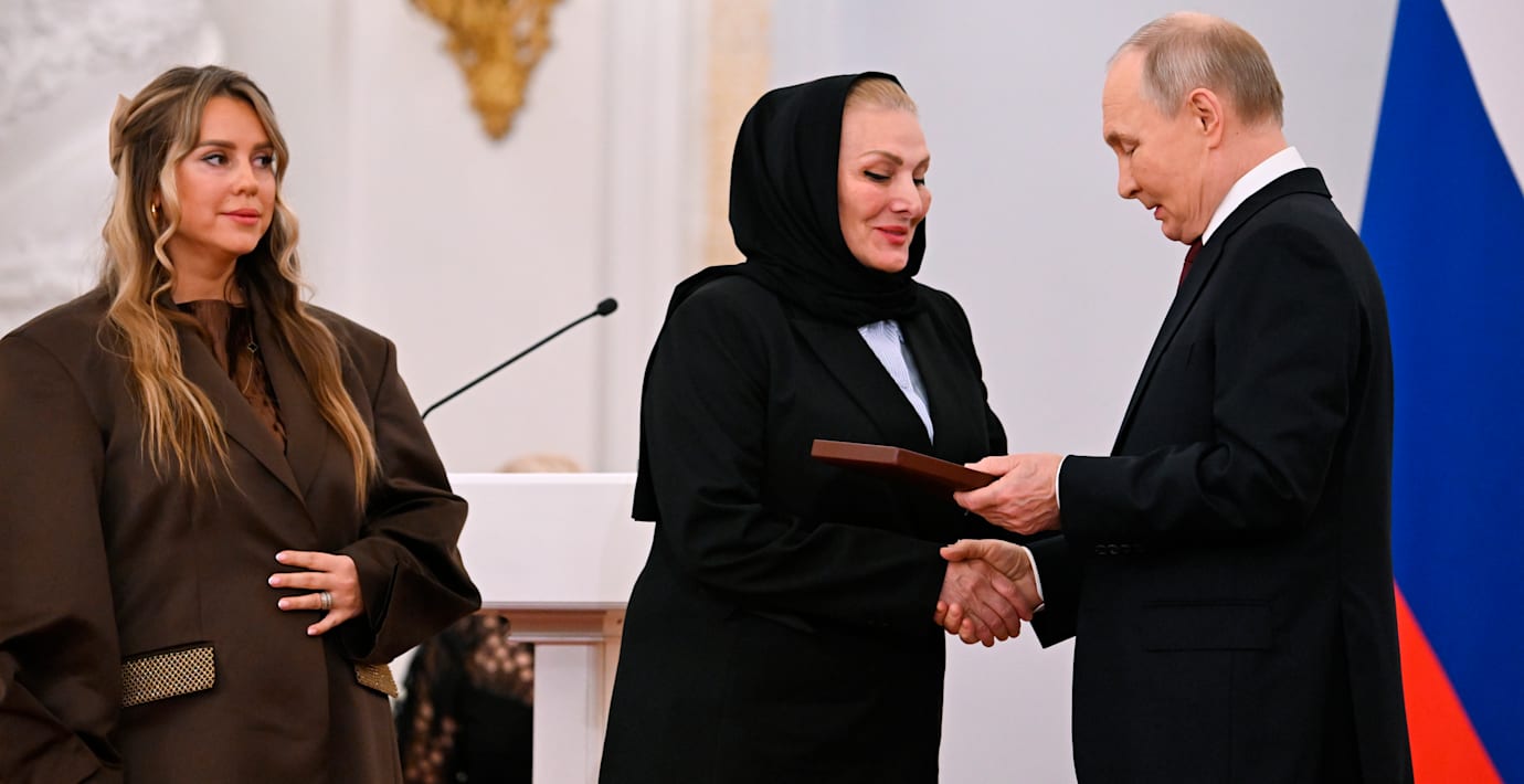 Rysslands president Vladimir Putin delar ut en guldstjärna till en dödad soldats mamma 2024. 