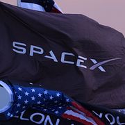 En flagga med Space X:s logotyp.