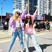 Liga Steinberga och Kaline Ozola från Lettland utanför Friends Arena inför konserterna med Taylor Swift under hennes turné.