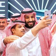 Saudiske kronprinsen Mohammed bin Salman ställer upp på en selfie. 