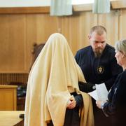 Den man som misstänkt begått dubbelmord anländer till tingsrätten i december 2016