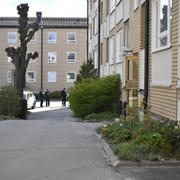 Polis på plats efter att en explosion har inträffat i ett flerfamiljshus i Vällingby.