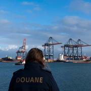 En tulltjänsteman blickar ut över containerhamnen i Rotterdam.