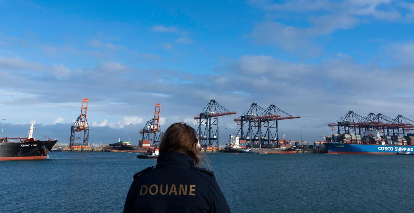 En tulltjänsteman blickar ut över containerhamnen i Rotterdam.