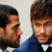 Alves med lagkamraten Neymar
