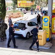 Israeliska säkerhetsstyrkor på plats vid en bensinmack där en person började skjuta.