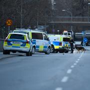 Polis på plats efter att en person har blivit skjuten i Skärholmen i södra Stockholm på onsdagskvällen.