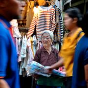 Illustrationsbild: En kvinna säljer badmössor på en marknadsgata i centrala Bangkok. 