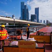 Arbetare renoverar en gångbro i Shanghai i oktober 2024.