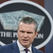 Försvarsminister Pete Hegseth på pressbriefing 2 mars.
