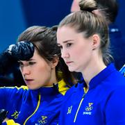 Anna Hasselborg och Sara McManus under gruppspelsmatchen mot Sydkorea.